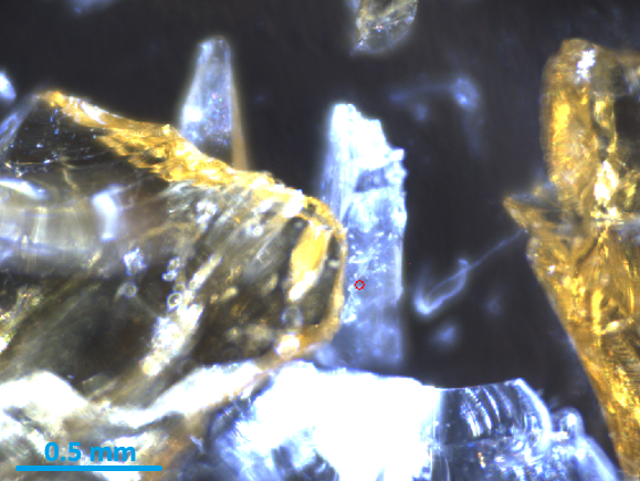 由透明和琥珀色玻璃碎片组成的模拟样品。